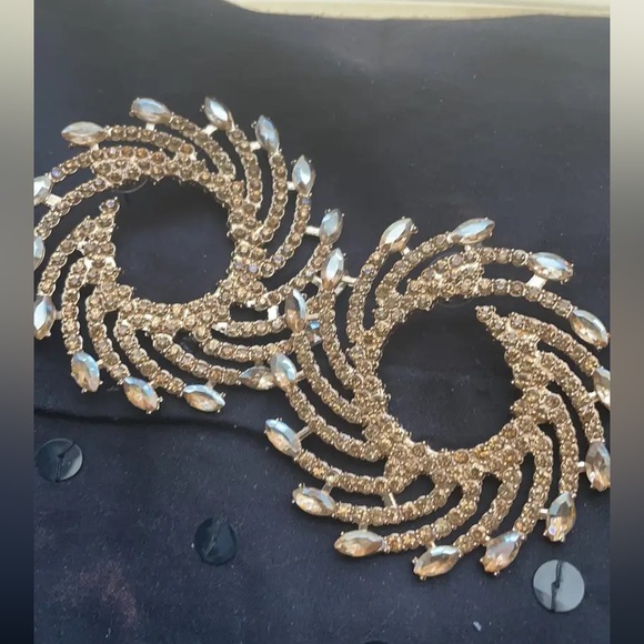 🥂Gold Tone Champagne Colored Crystal Spiral Fan Firework Earrings - Picture 11 of 13